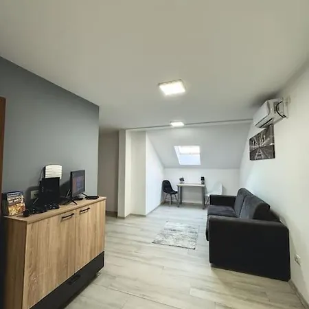 Apartment Skyline 1 *